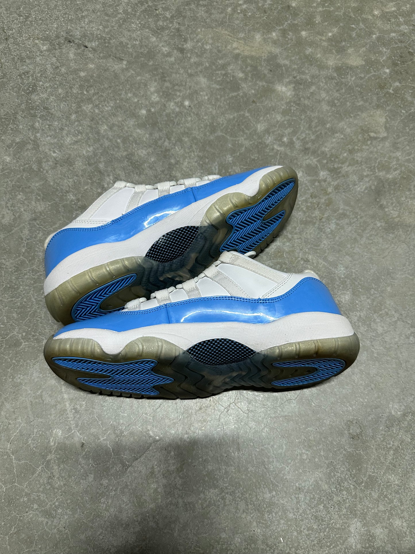 JORDAN 11 low “ unc “