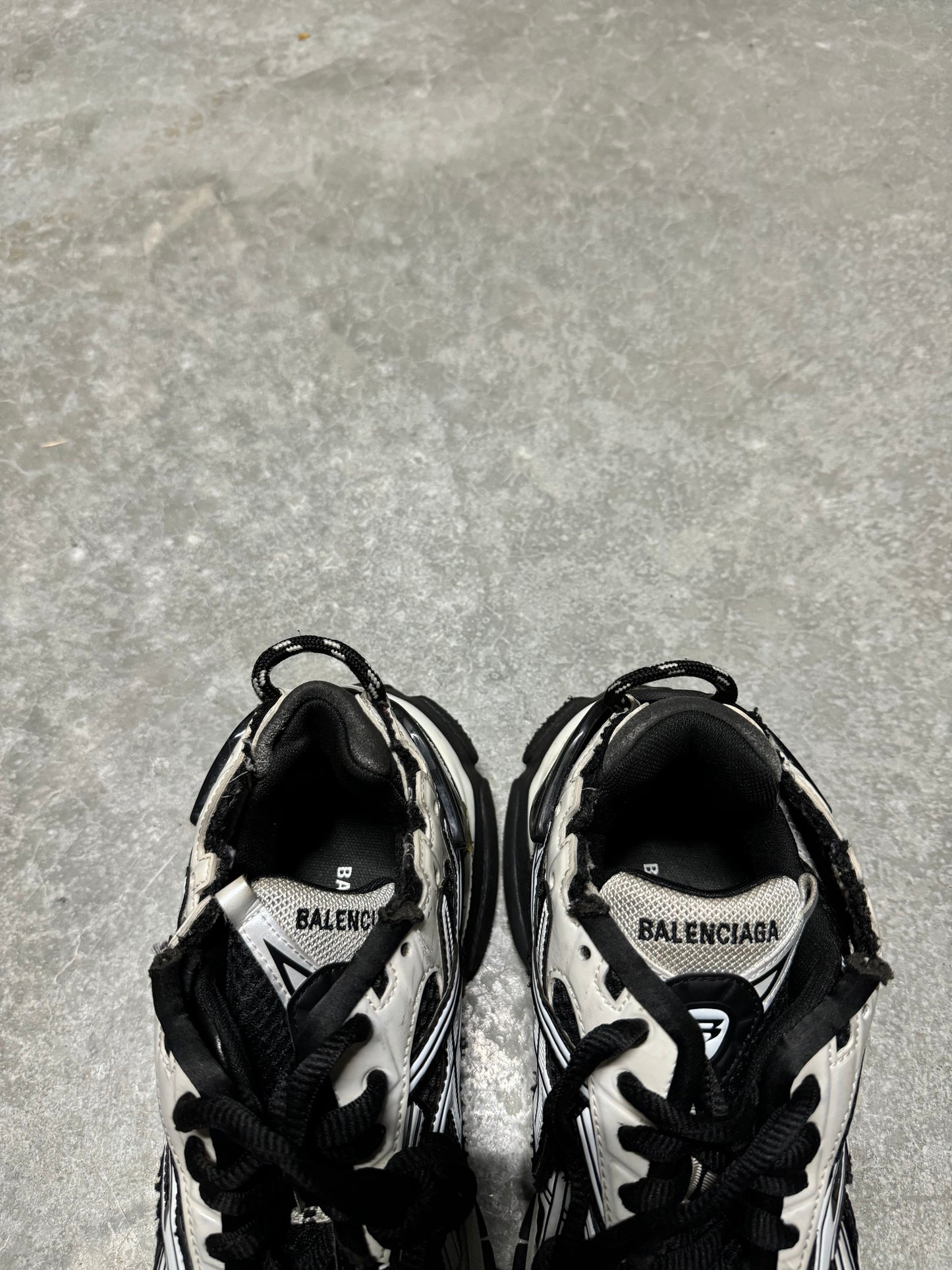 BALENCIAGA RUNNER ( black , white )