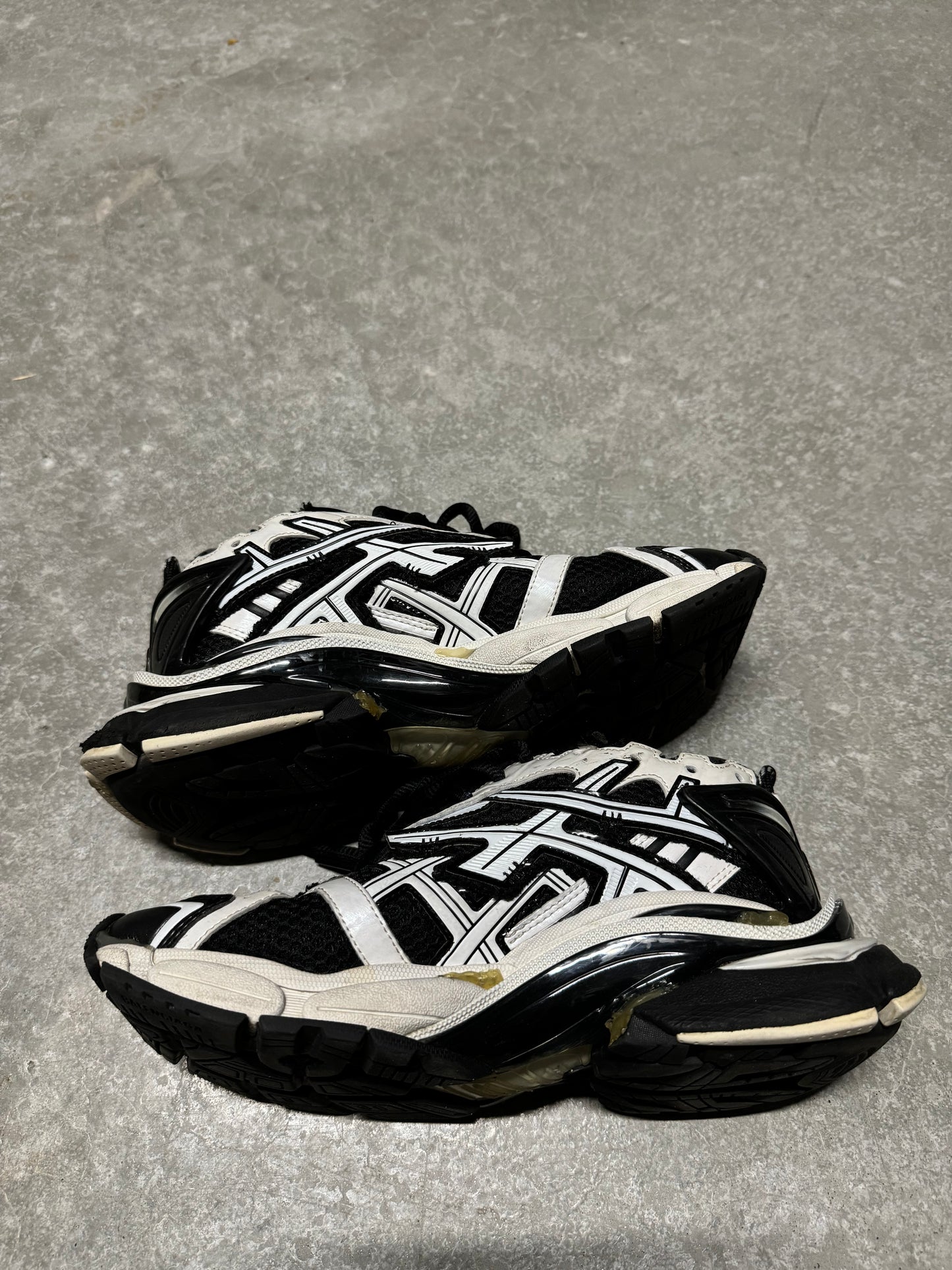 BALENCIAGA RUNNER ( black , white )