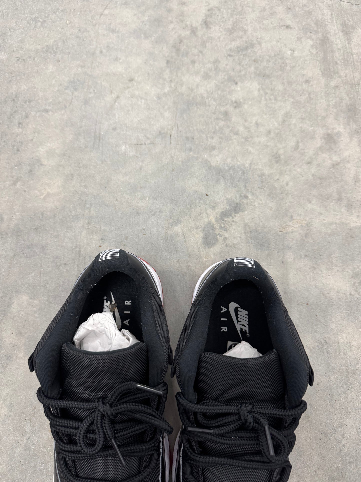 JORDAN 11 LOW “ Bred “