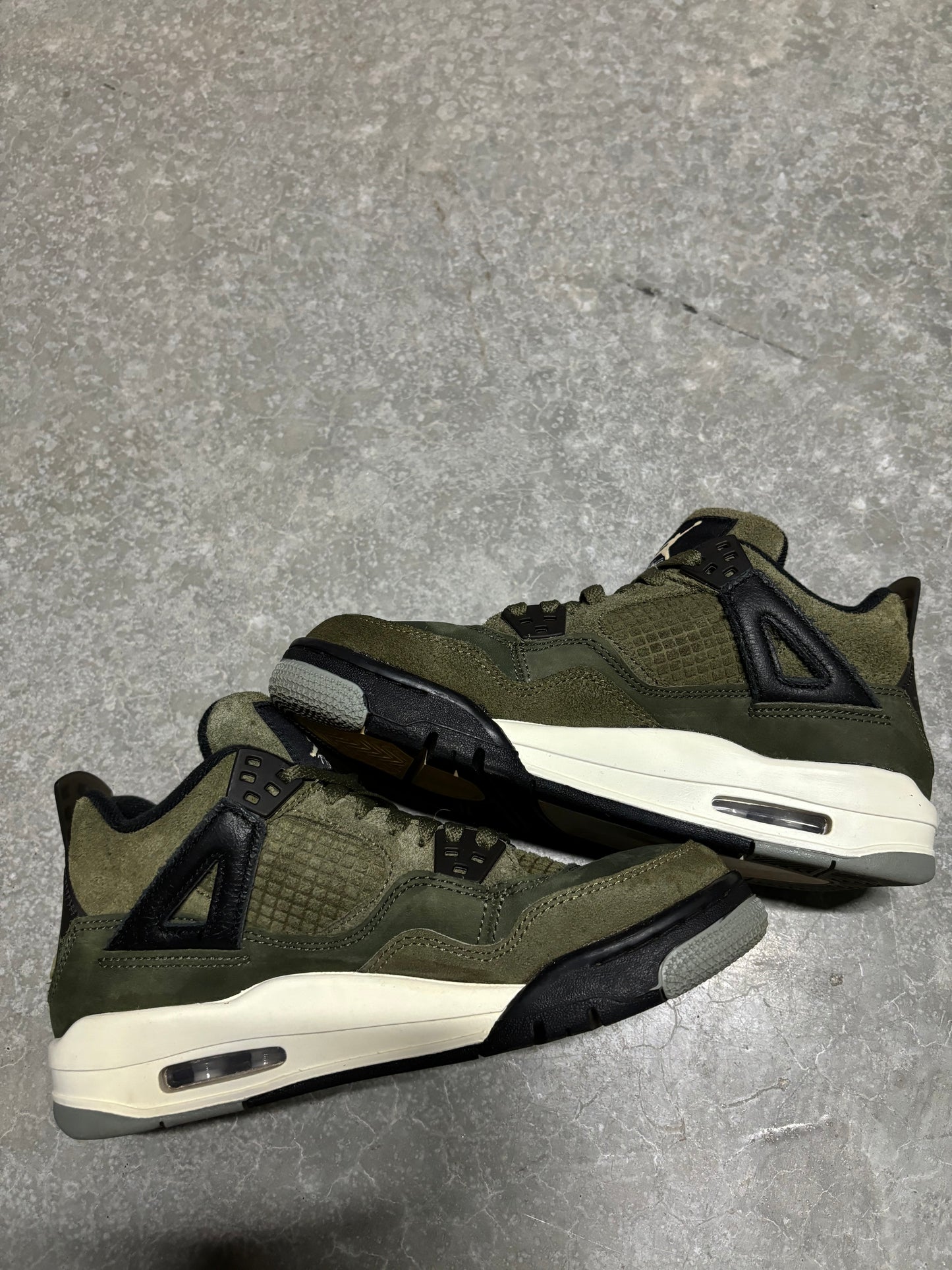 JORDAN 4 “ olive “