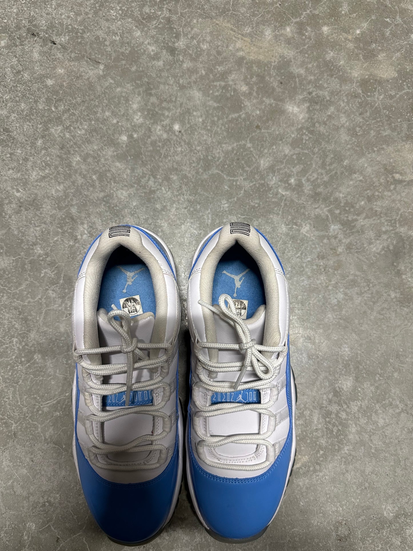 JORDAN 11 low “ unc “