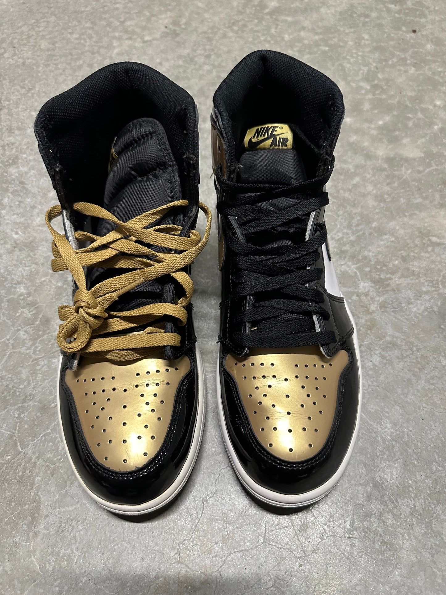 JORDAN 1 “ gold toe “