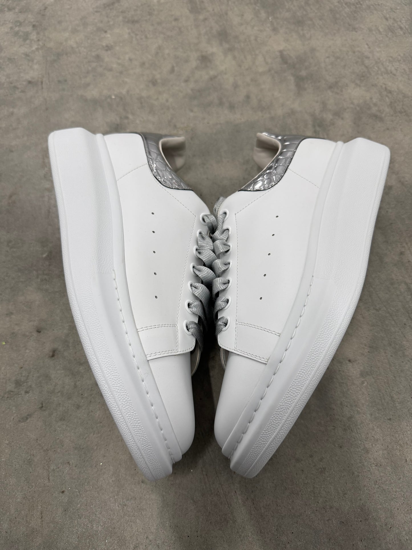 ALEXANDER MCQUEEN OVERSIZED SNEAKER “ White Silver “