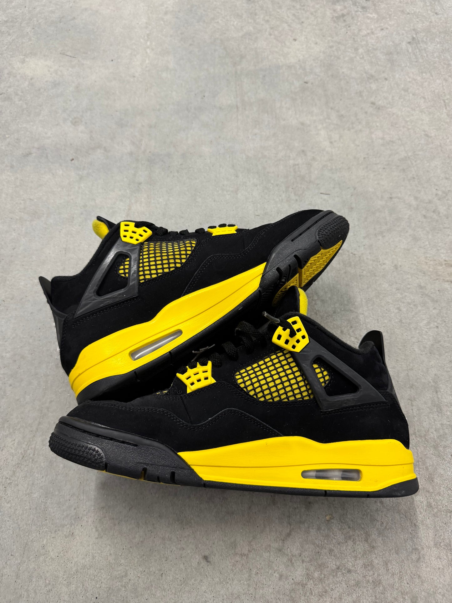 JORDAN 4 “ Thunder “