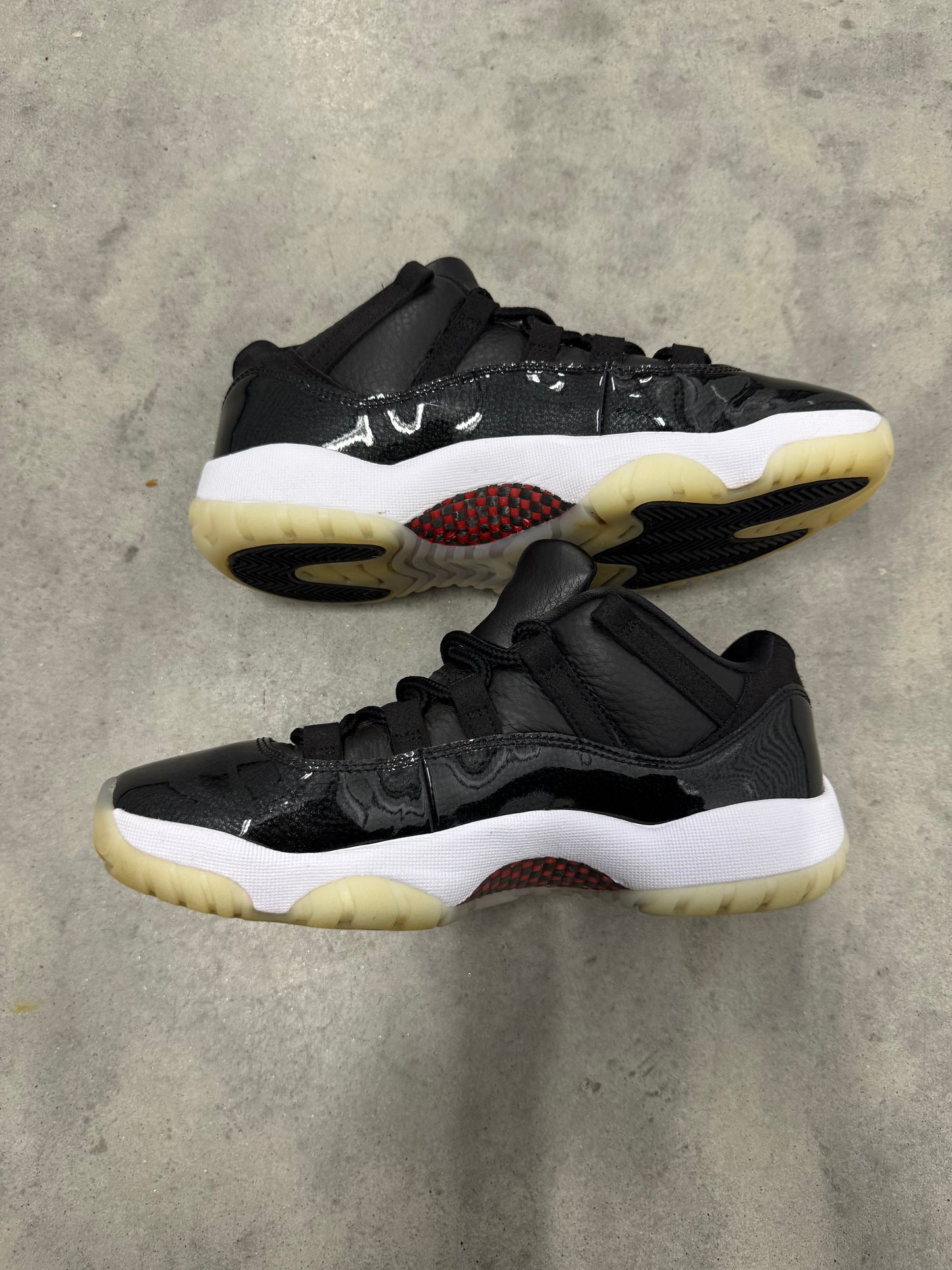 JORDAN 11 LOW “ 72-10 “